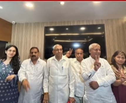 आम आदमी पार्टी के पार्षदों ने दिया इस्तीफा